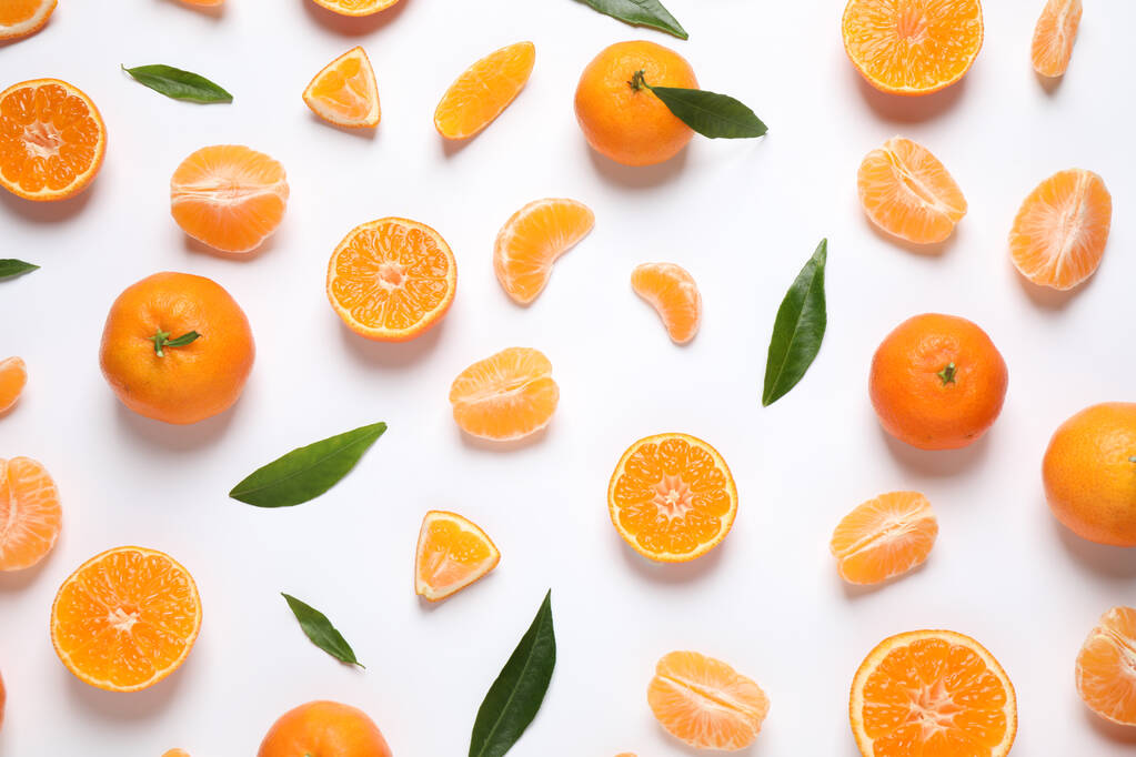 新鮮な熟したみかんと葉を白い背景に構成し、フラットレイアウト。柑橘類 - 写真・画像