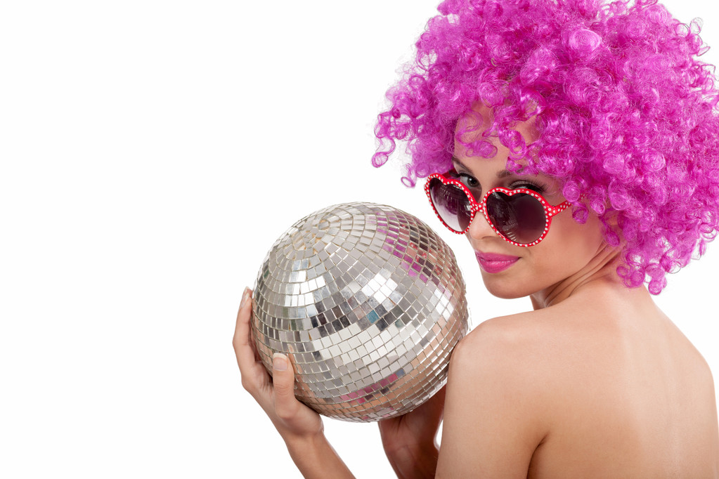Hermosa joven con peluca rosa sosteniendo bola disco, aislado
 - Foto, imagen