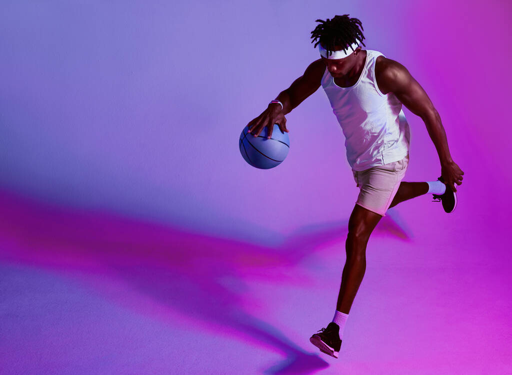 Кожен день це шанс стати кращим. Фіолетовий фільтрований знімок спортивного молодого чоловіка, який грає в баскетбол
 - Фото, зображення