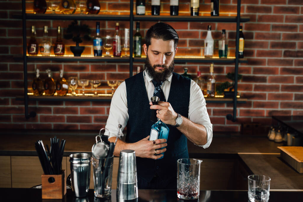 barman preparing drinks in bar - Photo, Image