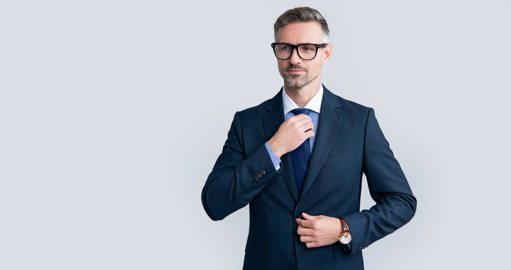 positive mature businessman in businesslike suit and glasses. - Foto, Bild