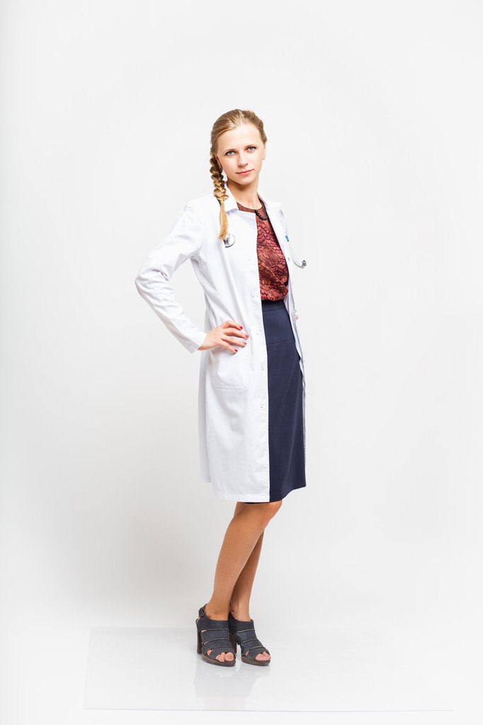 Muotokuva tyylikäs lääkäri nainen lääketieteellinen puku valkoisella pohjalla eristetty
 - Valokuva, kuva