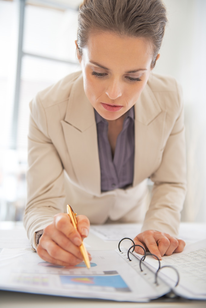 Mujer de negocios escribiendo en documento
 - Foto, imagen