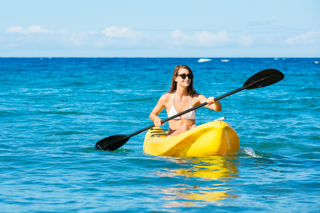 Femme Kayak dans l'océan en vacances
 - Photo, image