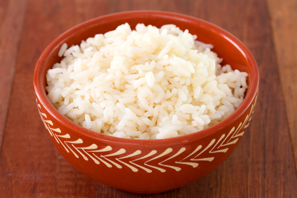 Vařená rýže v hnědé keramické mísy - Fotografie, Obrázek