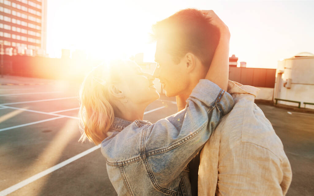 Sommerurlaub, Liebe und Menschen - glückliches junges Paar umarmt sich auf dem Dach des City-Parkhauses - Foto, Bild