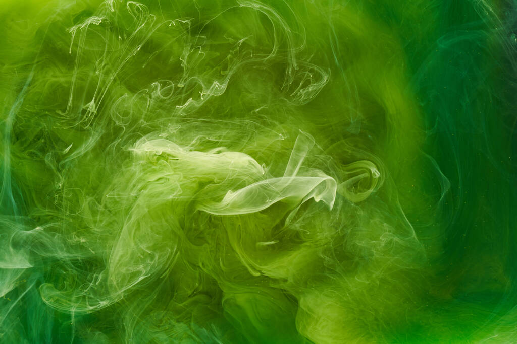 Vloeibare vloeibare kunst abstracte achtergrond. Groene dansen acryl verven onder water, kosmische rook oceaan - Foto, afbeelding