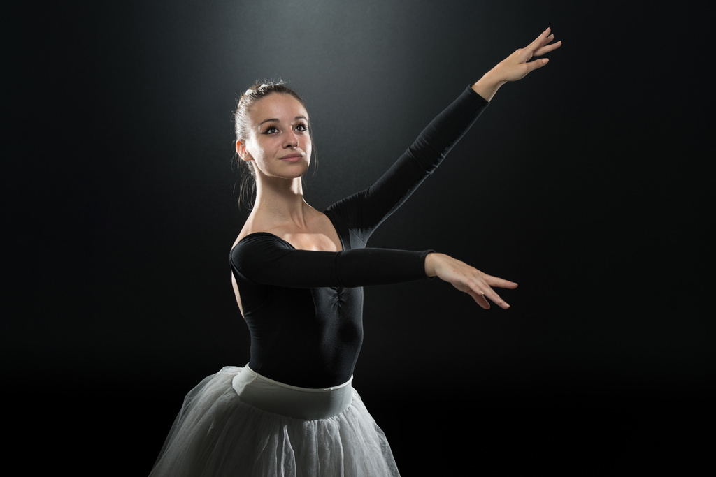 Mulher bailarina bailarina dançarina dançando em fundo preto
 - Foto, Imagem
