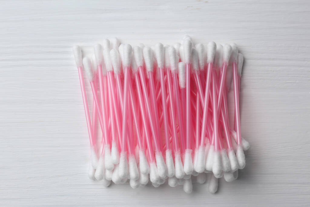 Many cotton buds on white wooden table, flat lay - Fotoğraf, Görsel