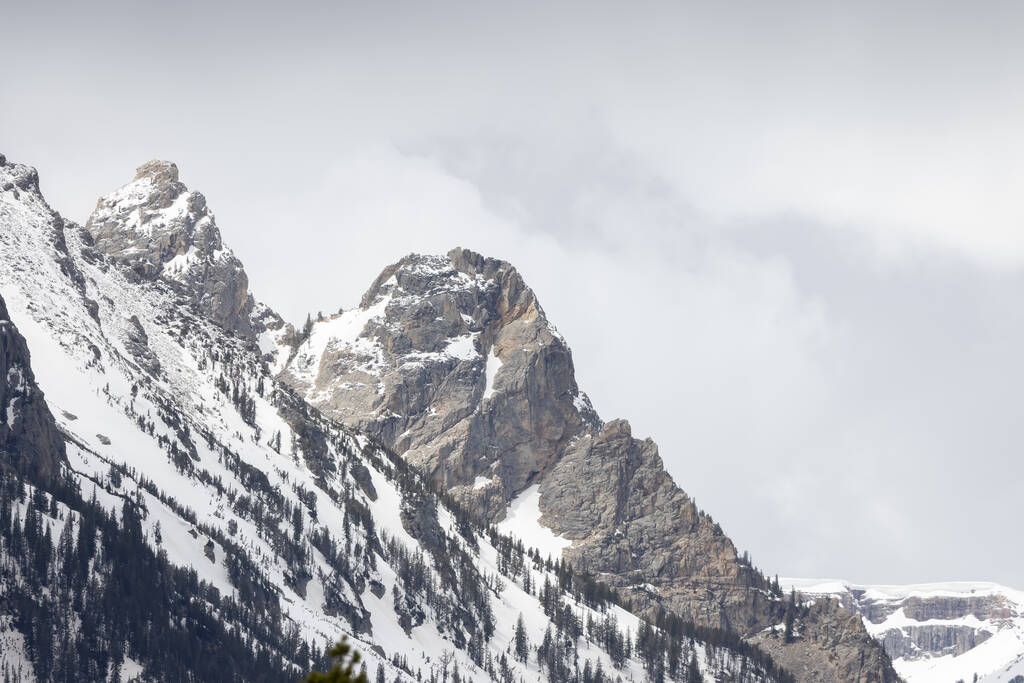 Snow Covered Mountains in American Landscape. Spring Season. Grand Teton National Park. Wyoming, United States. Nature Background. - Foto, imagen