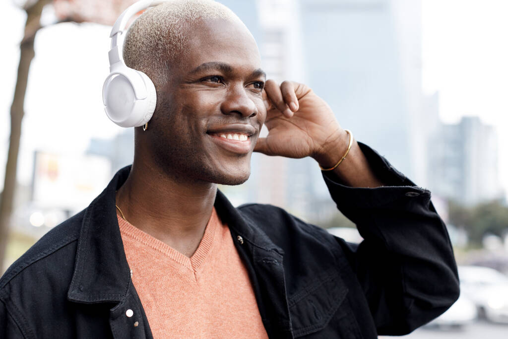 fekete afro férfi fejhallgatóval portré a szabadban. Kiváló minőségű fénykép - Fotó, kép