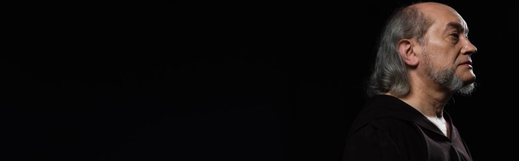 Siyah pankartta izole edilmiş ortaçağ sakallı keşişinin yan portresi. - Fotoğraf, Görsel