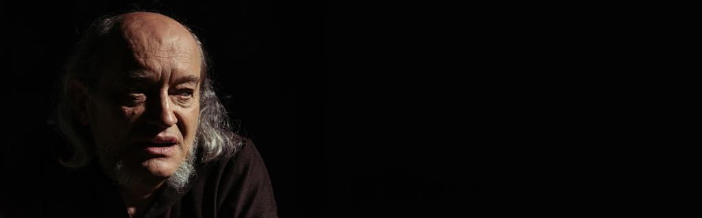portrét středověkého vousatého mnicha odvracejícího pohled na černou, prapor - Fotografie, Obrázek