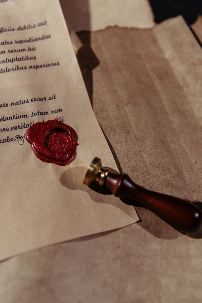 vista dall'alto del manoscritto medievale con sigillo in cera su fogli di pergamena - Foto, immagini