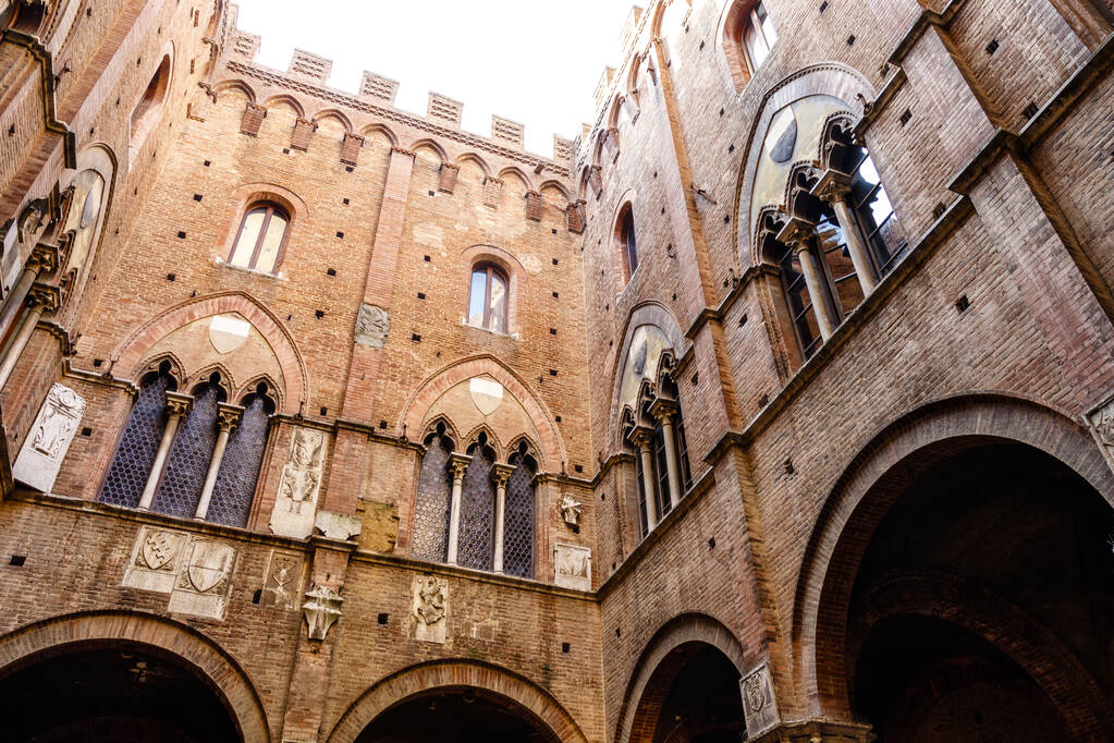 Interior courtyard of the city hall (in italian: Palazzo Comunale or Palazzo Pubblico) in Siena, Tuscany, Italy, Europe - 写真・画像