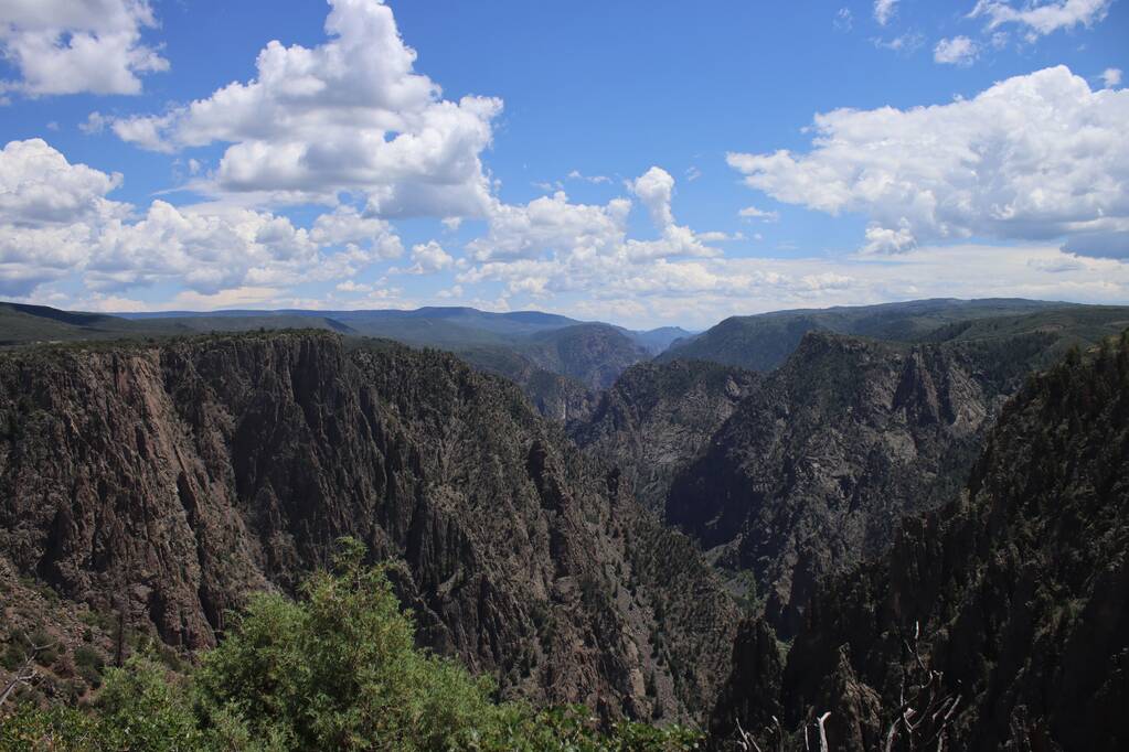 Uma vista hipnotizante das montanhas rochosas e desfiladeiro no parque nacional no Colorado - Foto, Imagem
