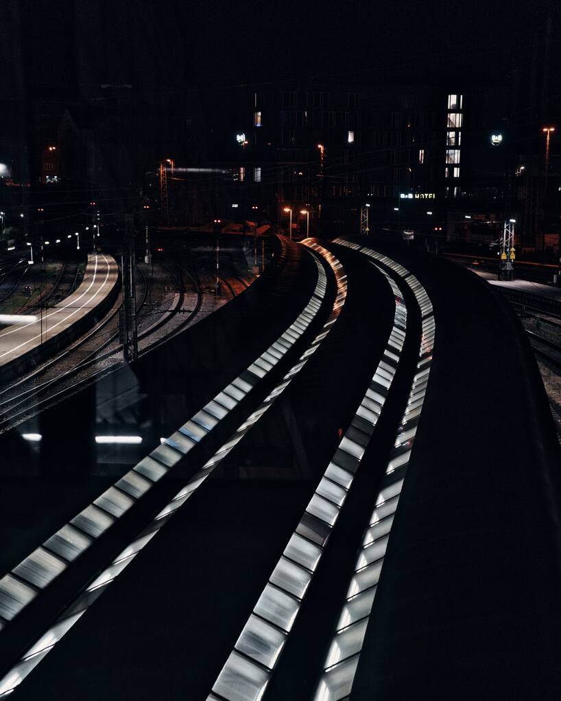 夜間はライト付きの鉄道 - 写真・画像