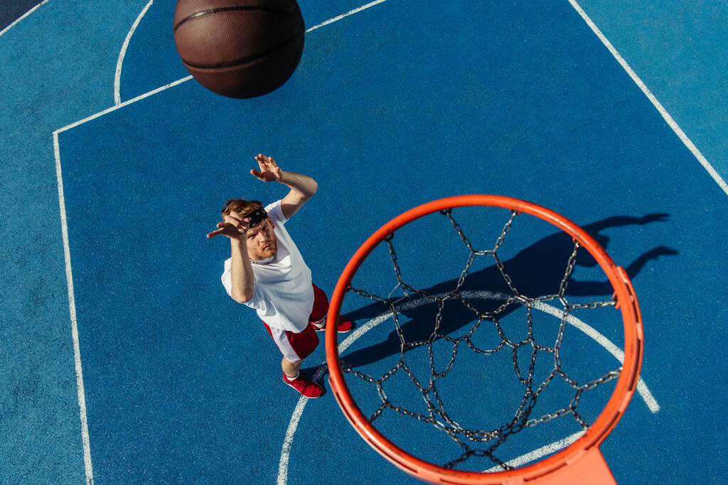 top view of young man playing basketball on modern court - Valokuva, kuva