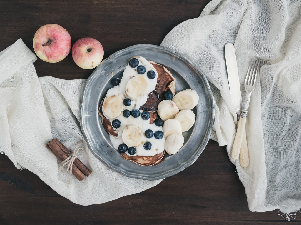 Сніданок на темному дерев'яному столі: яблуко та кориця млинці
 - Фото, зображення