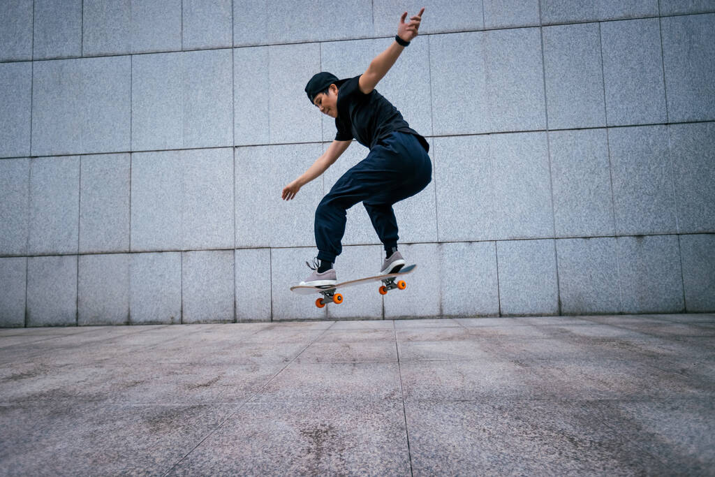 Asijské ženy skateboarder skateboarding v moderním městě - Fotografie, Obrázek