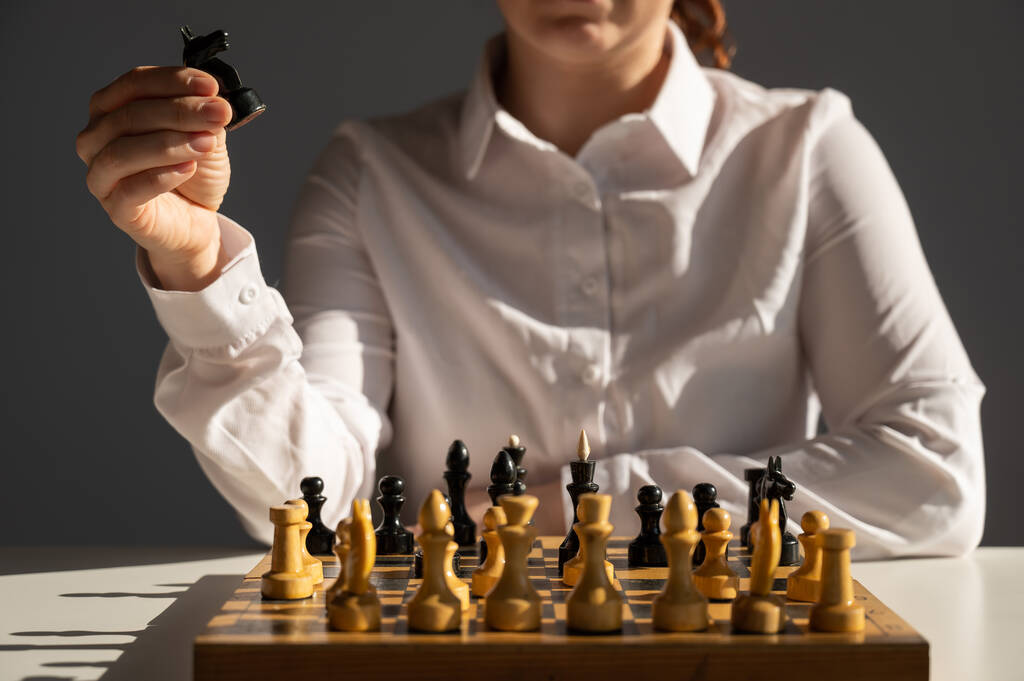 Arctalan fehér nő fehér ingben sakkozik - Fotó, kép