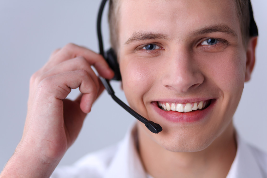 Customer Support Operator mit einem Headset isoliert auf weißem Hintergrund - Foto, Bild