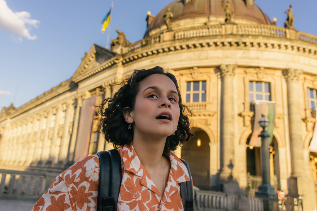 удивлённая девушка, стоящая рядом с музеем в Берлине  - Фото, изображение