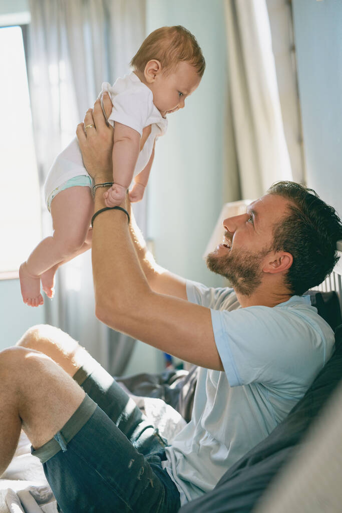 Dads new best bud. a young man bonding with his baby boy at home - Foto, imagen