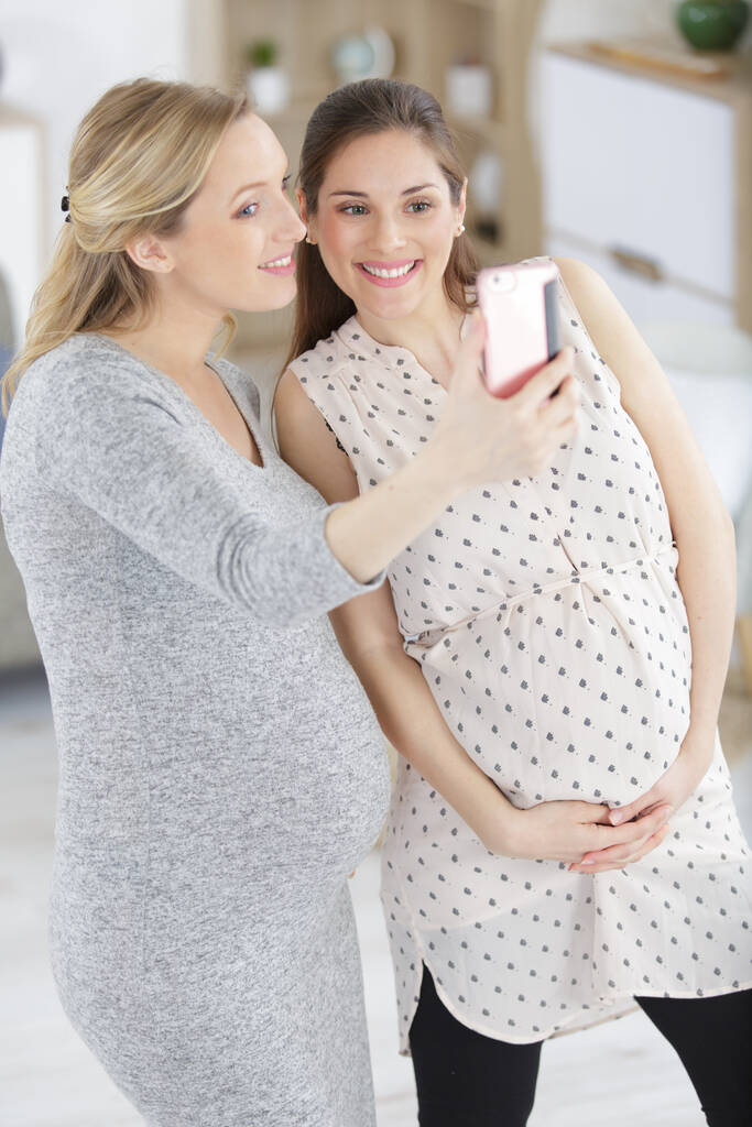έγκυες γυναίκες που βγάζουν selfie - Φωτογραφία, εικόνα