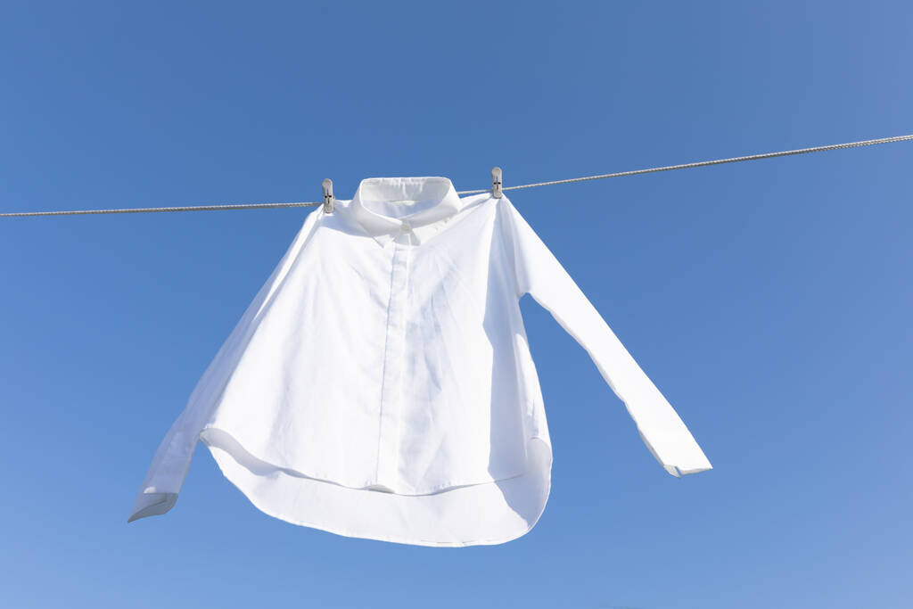 concetto di lavanderia estetica _ camicie appese a una clothesline - Foto, immagini
