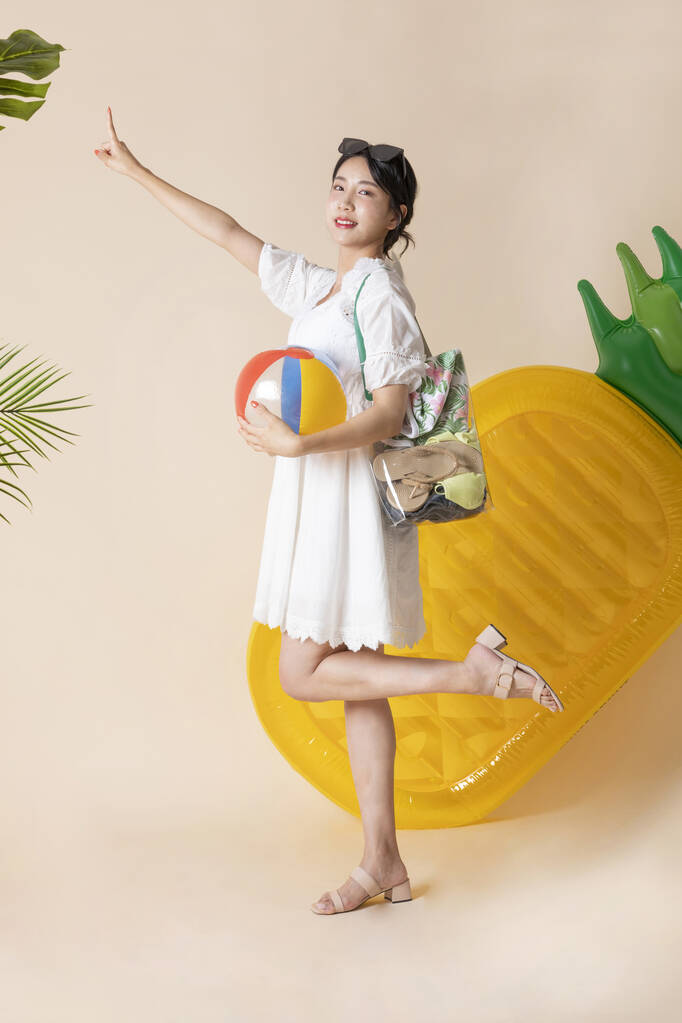 καλοκαιρινό ταξίδι διακοπών με φίλους concept series _ Korean beautiful asian young woman holding a pool float ball - Φωτογραφία, εικόνα