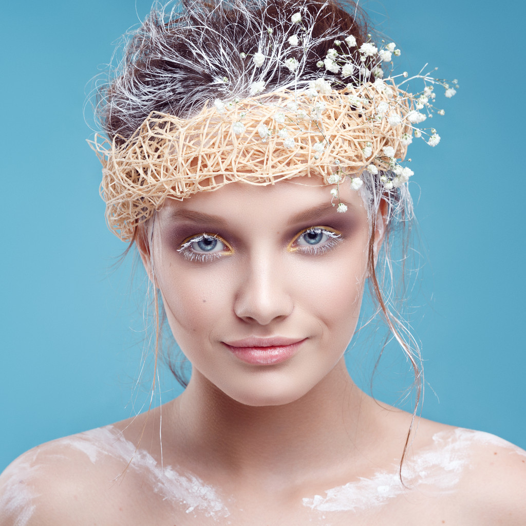 Retrato de mujer joven de belleza de invierno, imagen creativa modelo con maquillaje congelado, con piel de porcelana y pestañas blancas largas que muestran moda, Ice-queen, Snow Queen, estudio
 - Foto, imagen