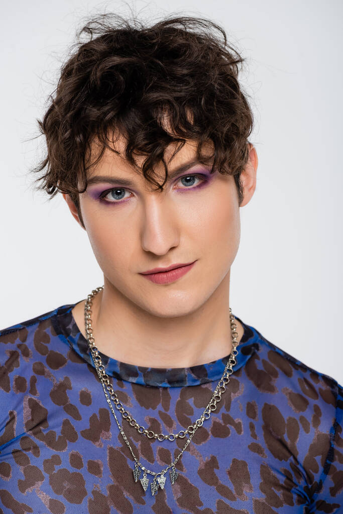 portrait of brunette queer person with makeup looking at camera isolated on grey - Foto, Imagem