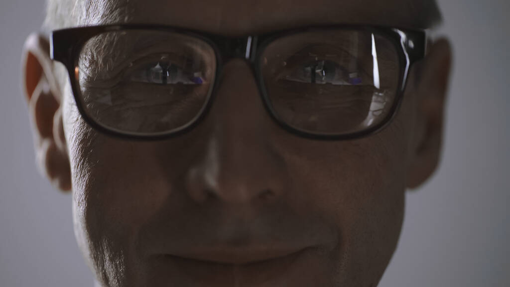 крупним планом веселий чоловік середнього віку в окулярах дивиться на камеру ізольовано на сірому
 - Фото, зображення