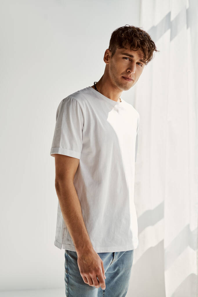 Joven hombre guapo en camiseta blanca
 - Foto, imagen