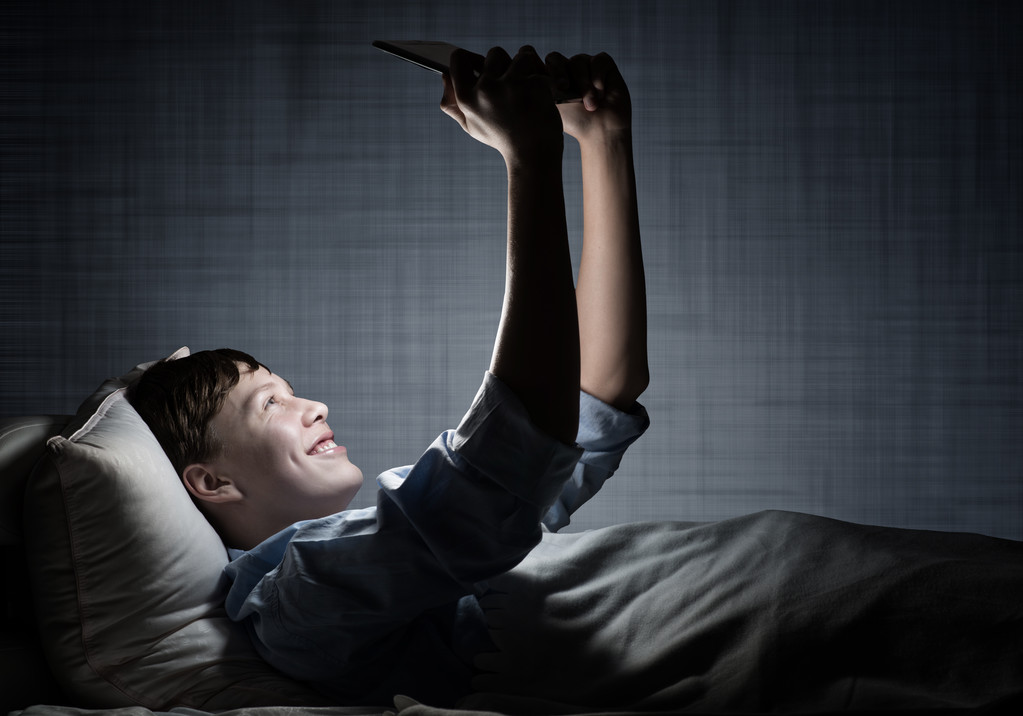 Nastolatek czytania w łóżku - Zdjęcie, obraz