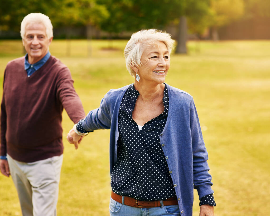 Розважатися це секрет назавжди любові. щаслива старша пара збирається прогулятися в парку
 - Фото, зображення