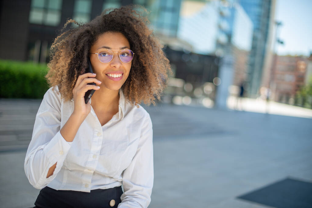 Молодая деловая женщина разговаривает по мобильному телефону - Фото, изображение