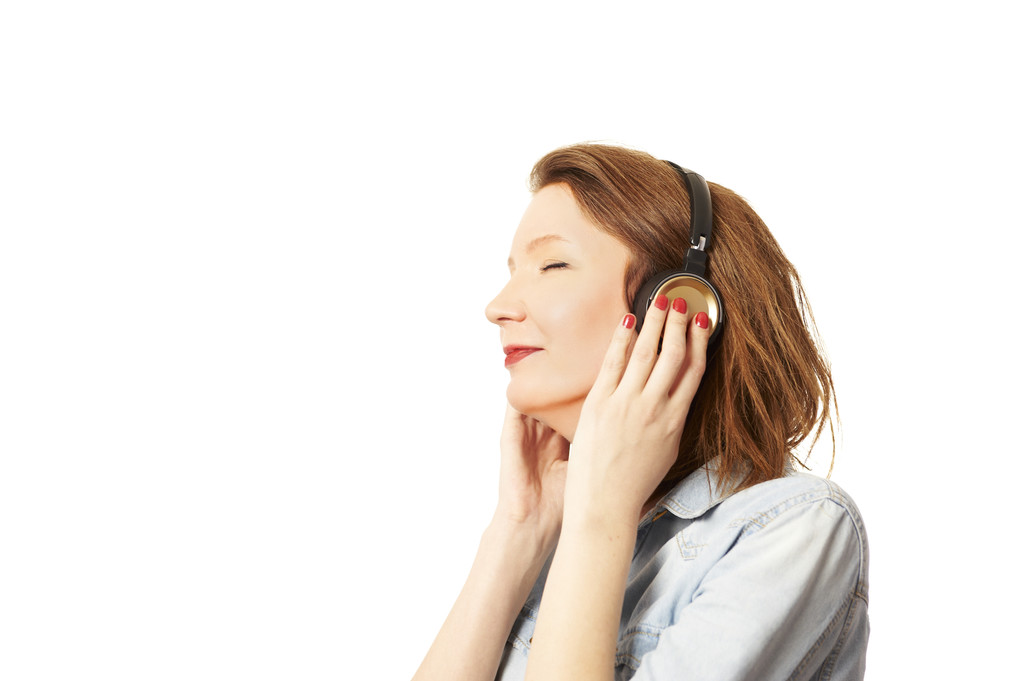 Kaunis nainen kuulokkeiden kanssa
 - Valokuva, kuva