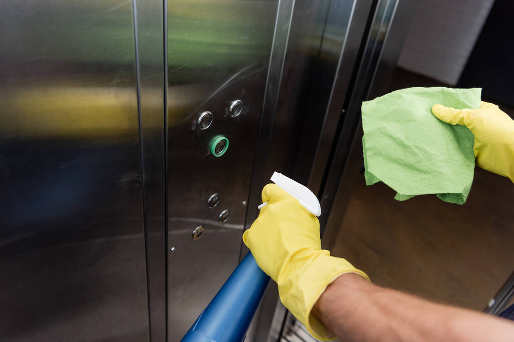 ドラッグ&洗剤付きのクロップドクリーナー洗浄エレベーターの高い角度ビュー - 写真・画像