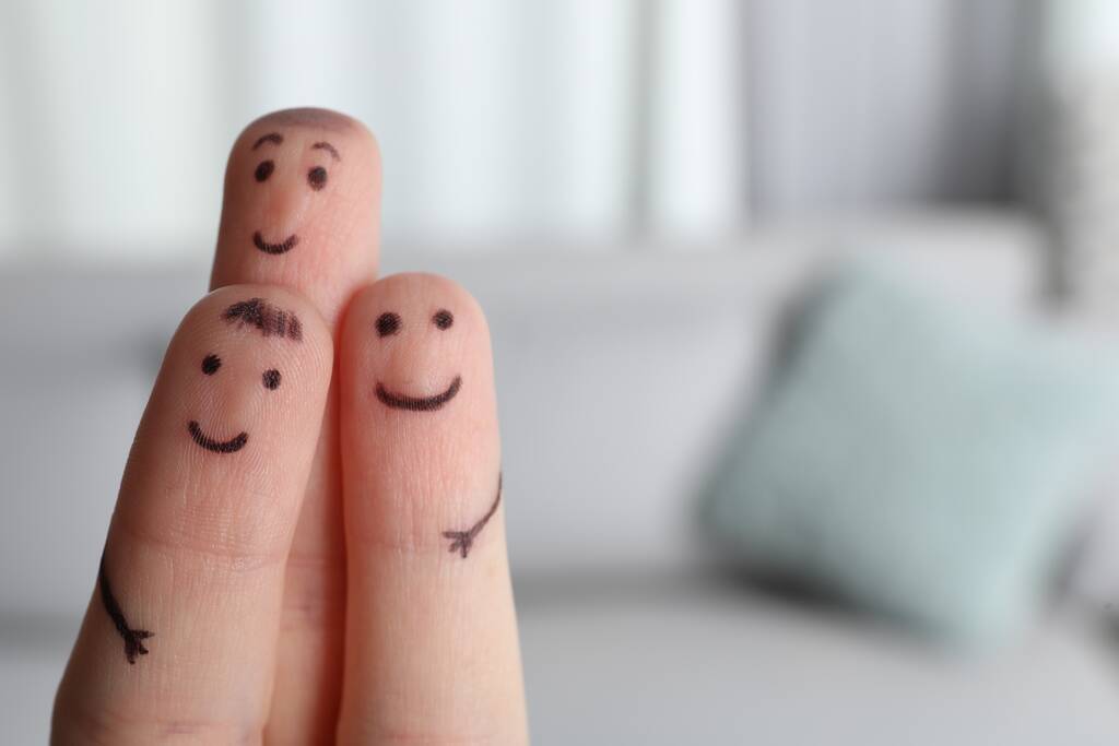 Τρία δάχτυλα με σχέδια χαρούμενων προσώπων σε θολή φόντο, χώρος για κείμενο - Φωτογραφία, εικόνα