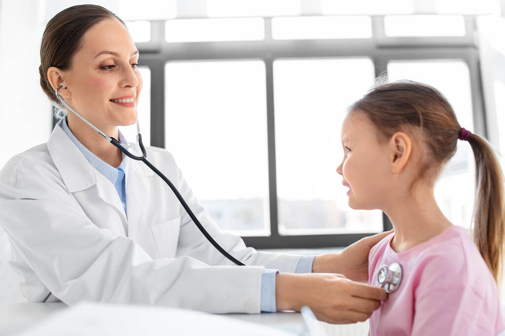 concepto de medicina, atención médica y pediatría: doctora o pediatra con estetoscopio y paciente niña en examen médico en la clínica - Foto, Imagen