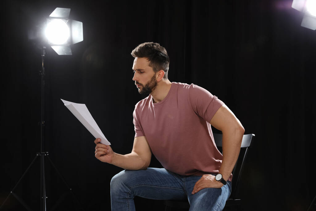 Profi-Schauspieler liest bei Theaterprobe sein Drehbuch - Foto, Bild
