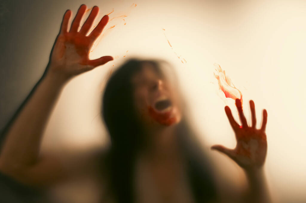Жінка-привид жахів з кровопролитними руками за матовим склом. концепція фестивалю Хелловін
. - Фото, зображення