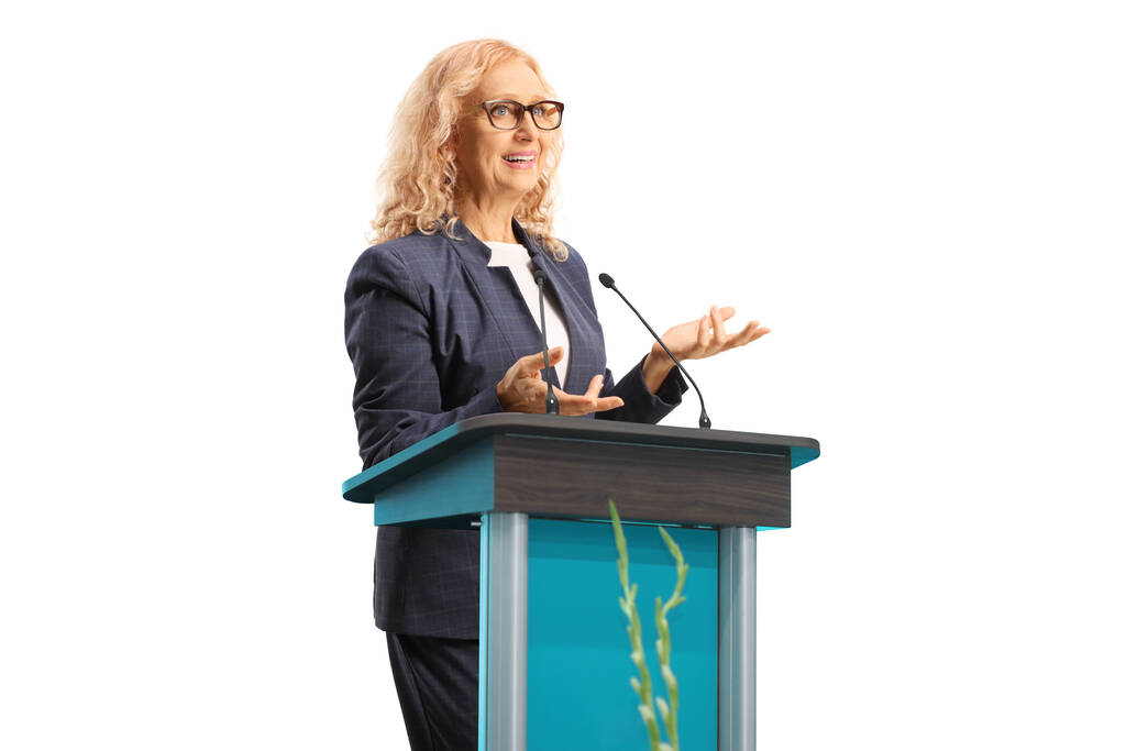 Professionele vrouw het geven van een toespraak op een stand geïsoleerd op witte achtergrond - Foto, afbeelding