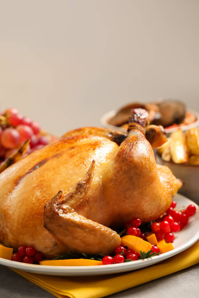 Fiesta tradicional del día de Acción de Gracias con delicioso pavo cocido y otros platos de temporada servidos en mesa ligera, primer plano - Foto, imagen