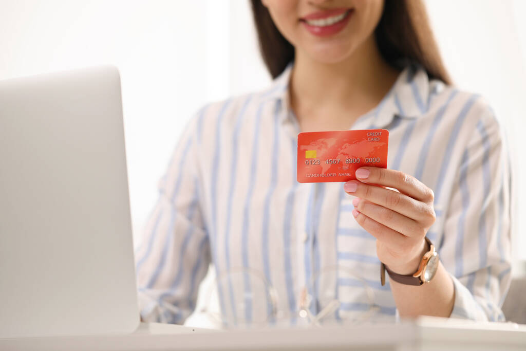 Женщина с кредитной картой с помощью ноутбука для онлайн-покупок, крупным планом - Фото, изображение