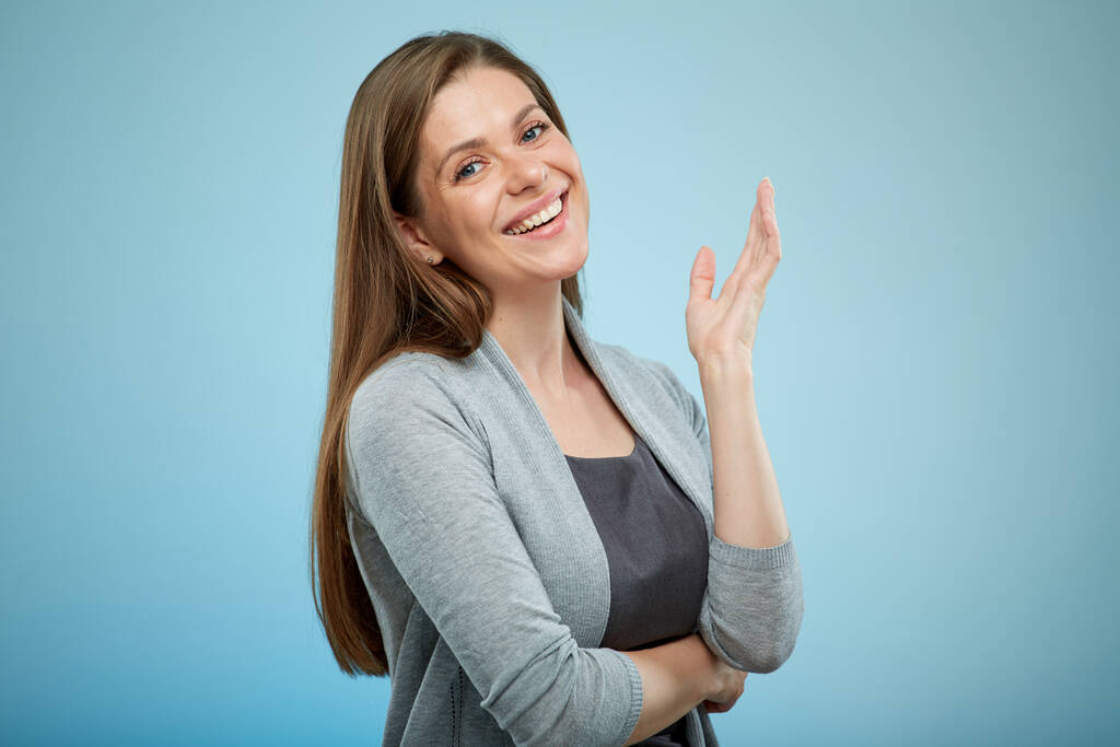 Uśmiechnięta kobieta jedna ręka do góry odosobniony portret. - Zdjęcie, obraz