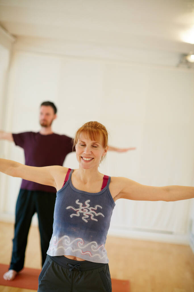 Wprowadzając równowagę w ich życiu dzięki jodze. dwie osoby uprawiające jogę razem w studio - Zdjęcie, obraz