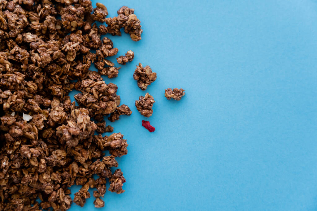 widok z góry chrupiące i słodkie granola owsa izolowane na niebiesko  - Zdjęcie, obraz